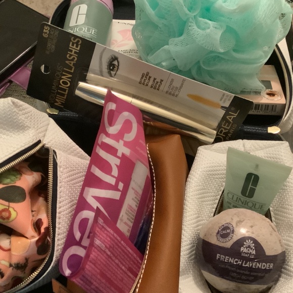 Travel bag with 3 zippered compartments perfect for college bound! - Picture 2 of 6